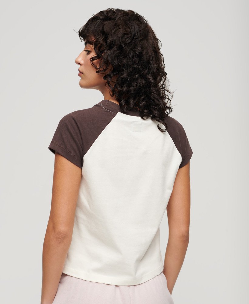 camiseta raglan essential logo em algodão orgânico nas cores marrom escurobranco sujo