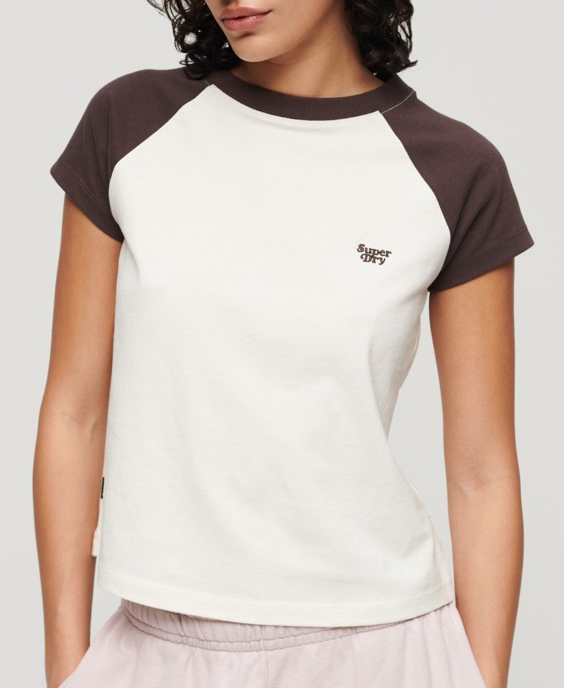 camiseta raglan essential logo em algodão orgânico nas cores marrom escurobranco sujo