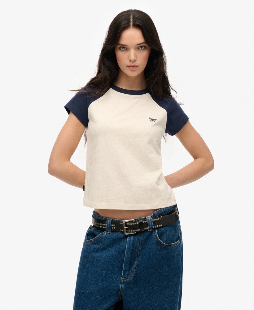 camiseta raglan essential logo em algodão orgânico na cor azul marinho intensoavelã clara mesclada