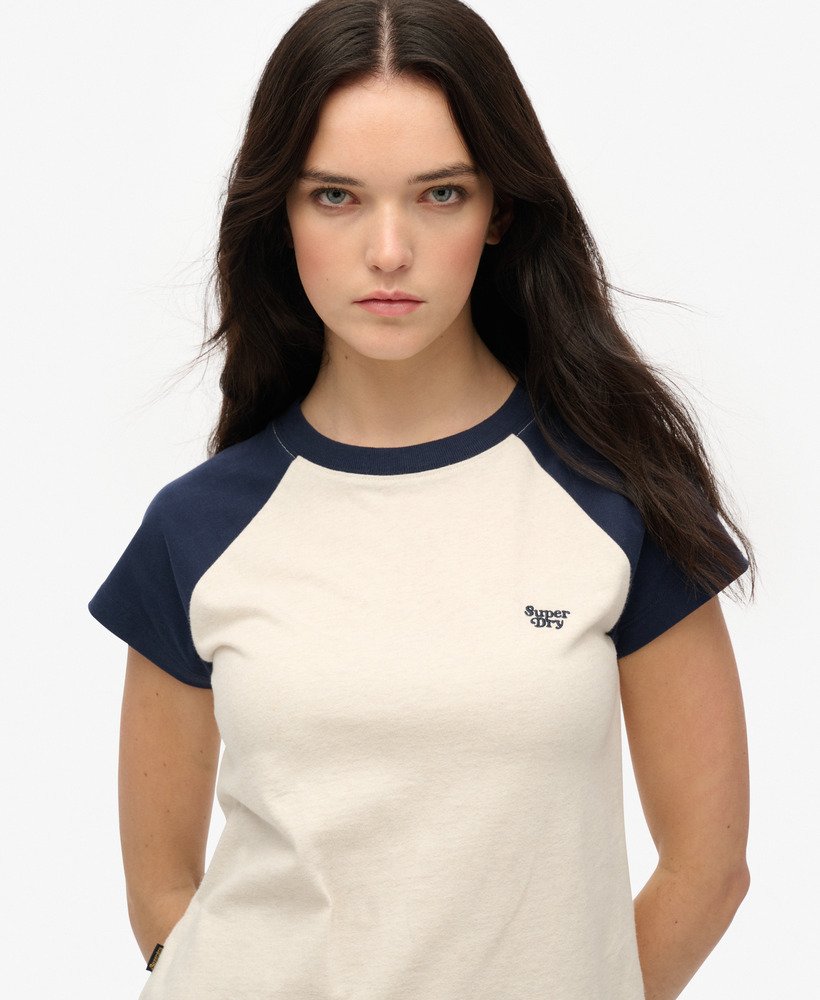 camiseta raglan essential logo em algodão orgânico na cor azul marinho intensoavelã clara mesclada