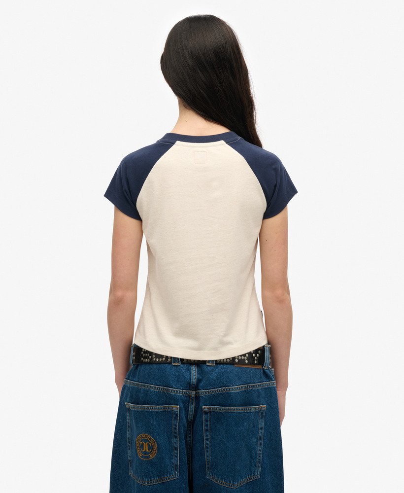 camiseta raglan essential logo em algodão orgânico na cor azul marinho intensoavelã clara mesclada