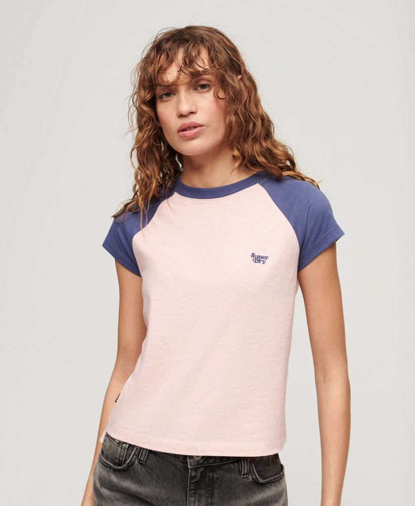 camiseta raglan essential logo em algodão orgânico nas cores rosa claroazul marinho