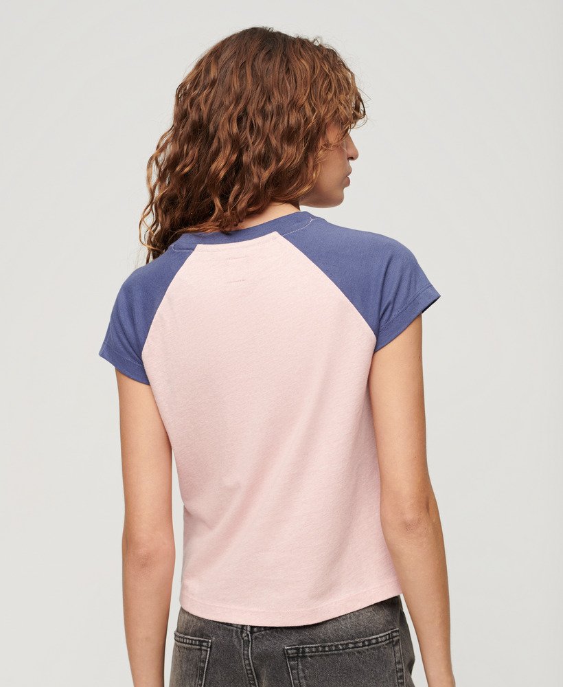 camiseta raglan essential logo em algodão orgânico nas cores rosa claroazul marinho