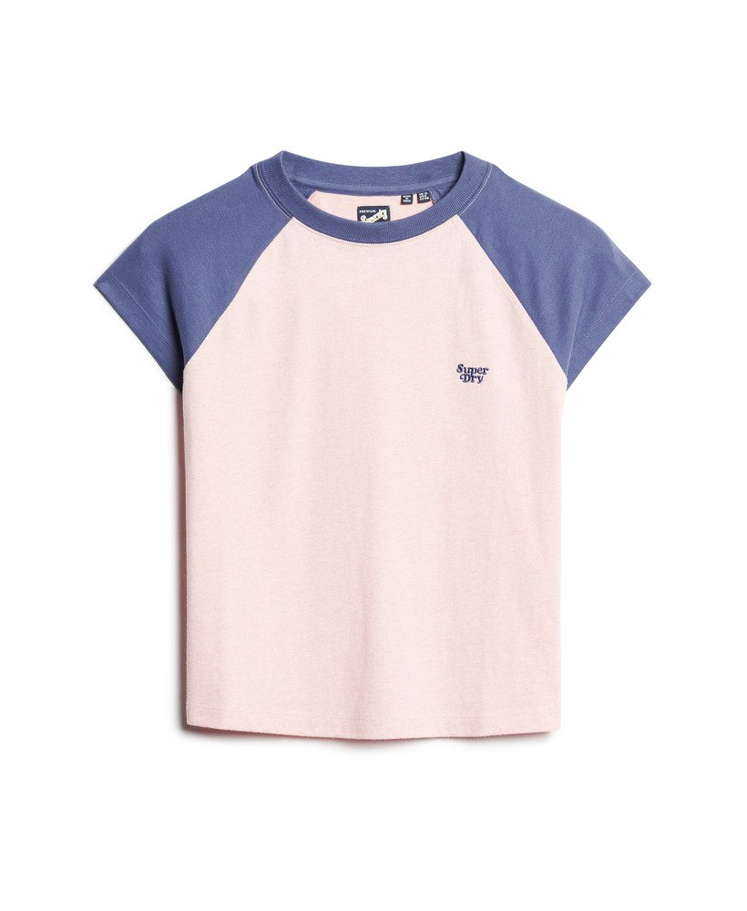 camiseta raglan essential logo em algodão orgânico nas cores rosa claroazul marinho