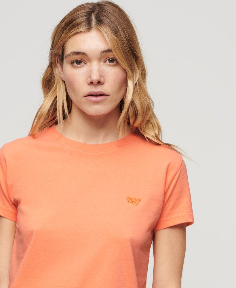 camiseta essential logo fitted na cor fusion coral