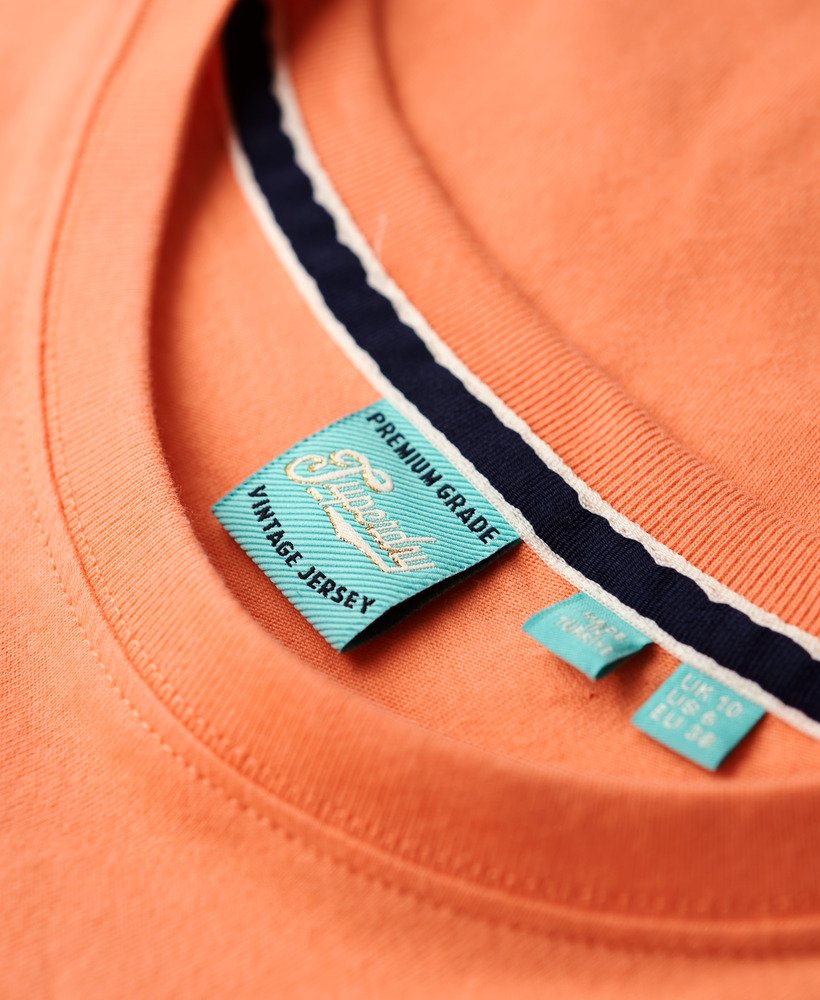 camiseta essential logo fitted na cor fusion coral