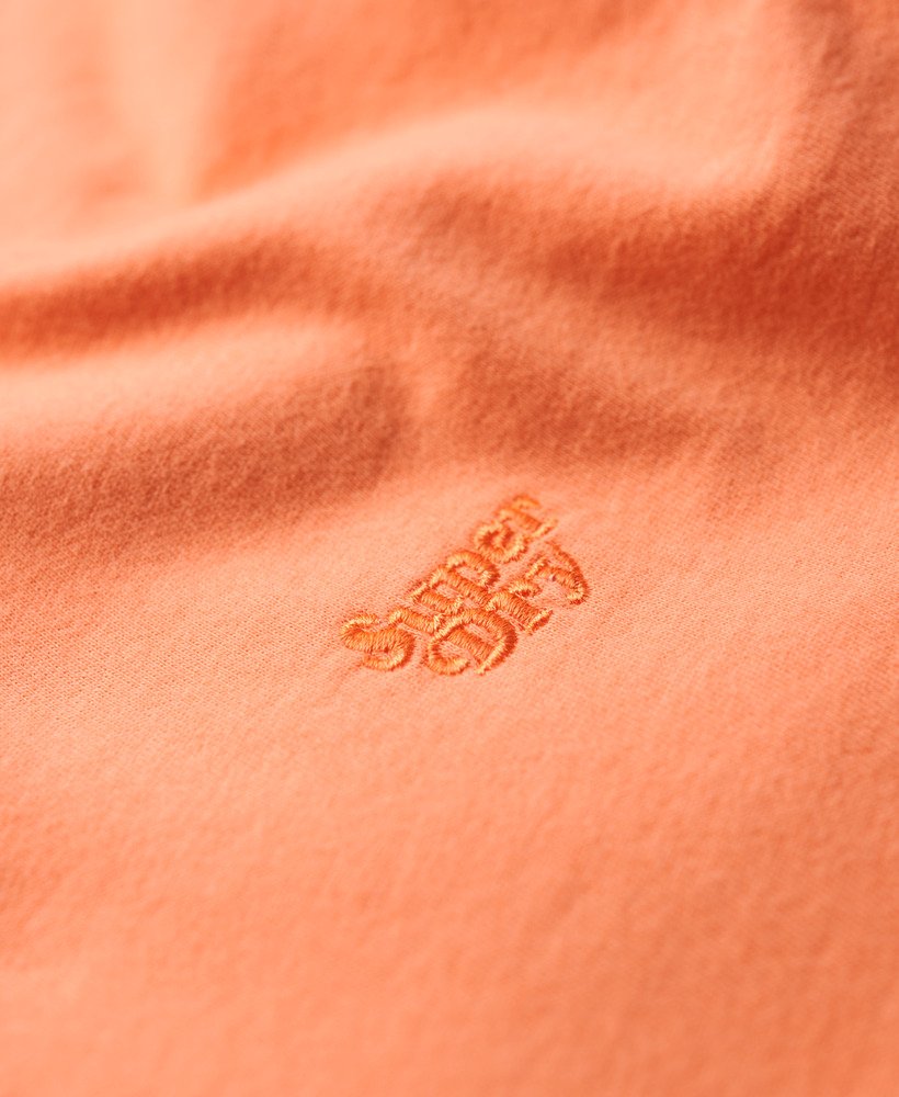 camiseta essential logo fitted na cor fusion coral