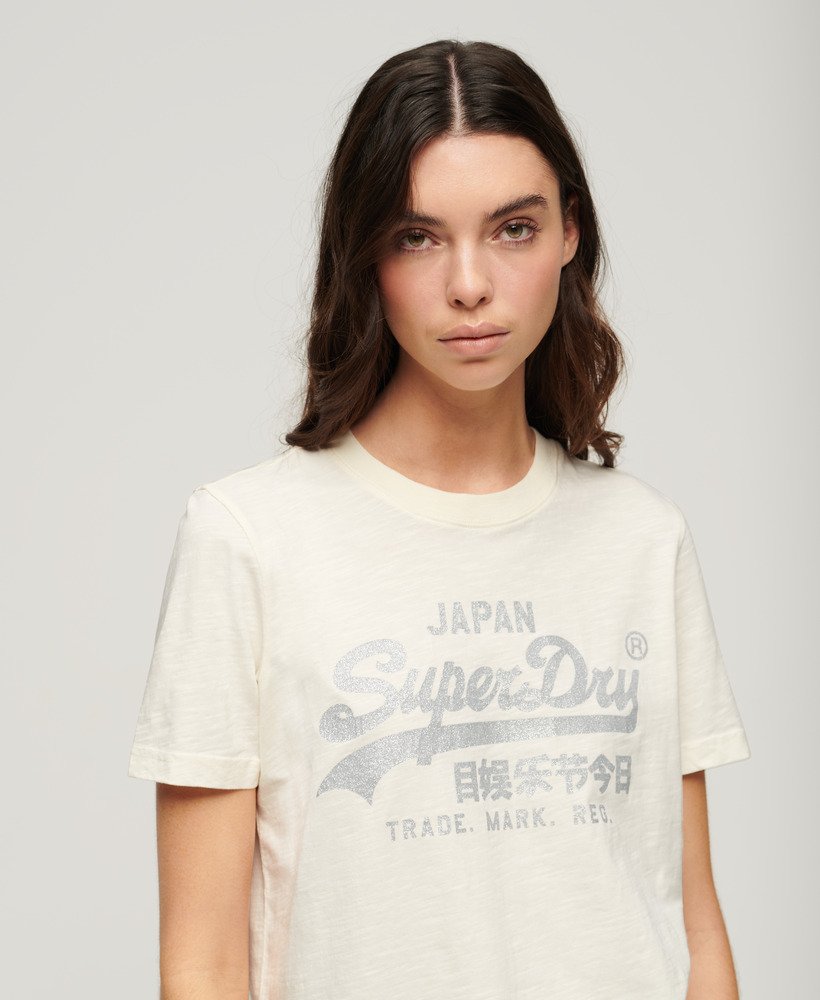 camiseta relaxed com logo metálico em moletom creme