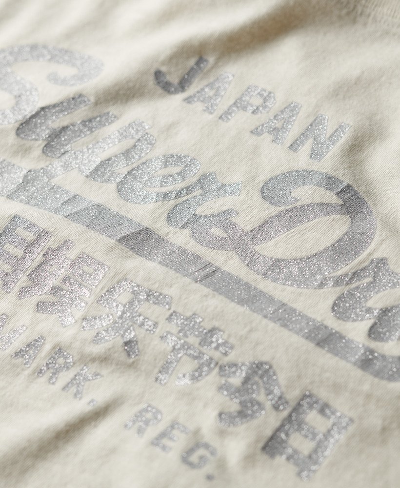 camiseta relaxed com logo metálico em moletom creme