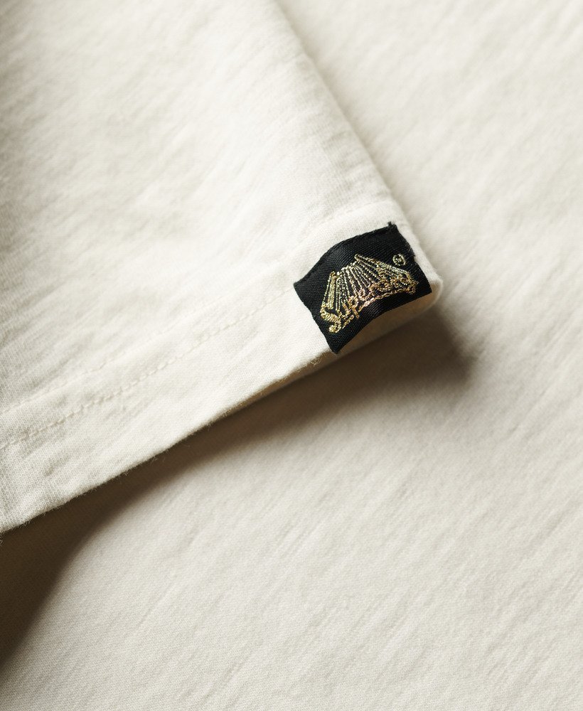 camiseta relaxed com logo metálico em moletom creme
