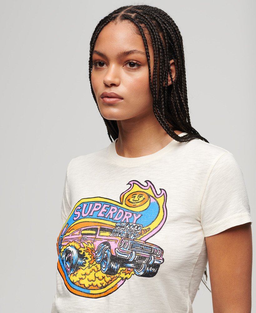 camiseta ajustada com estampa de motor neon em tecido texturizado creme.