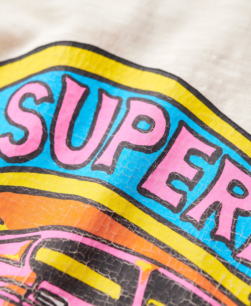 camiseta ajustada com estampa de motor neon em tecido texturizado creme.
