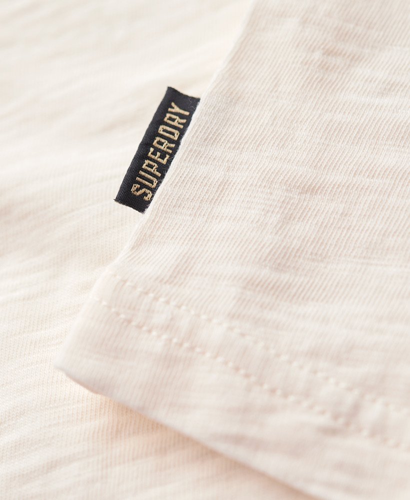 camiseta ajustada com estampa de motor neon em tecido texturizado creme.