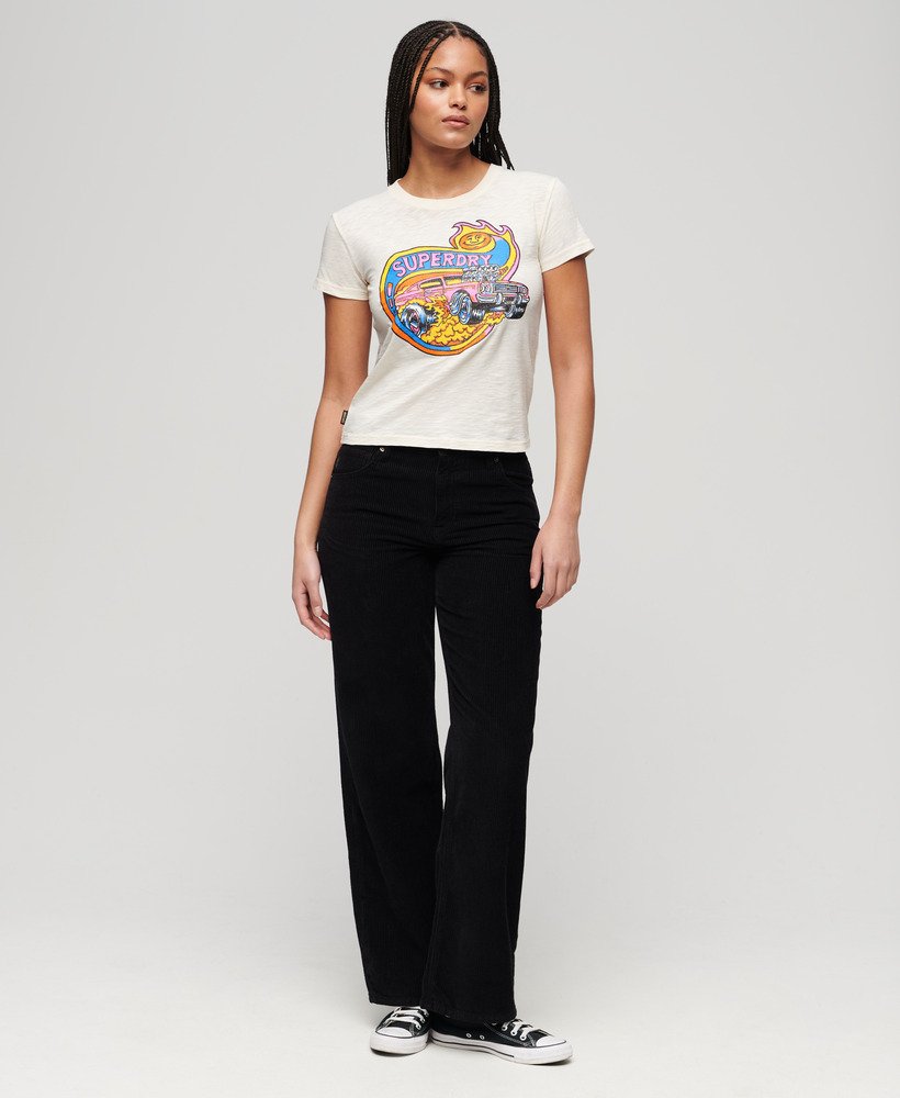 camiseta ajustada com estampa de motor neon em tecido texturizado creme.