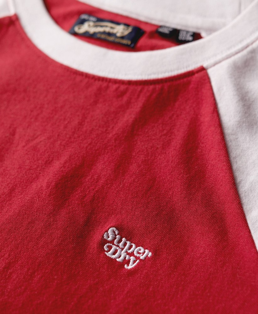 camiseta retrô essential logo na cor vermelho barn doorÓptico