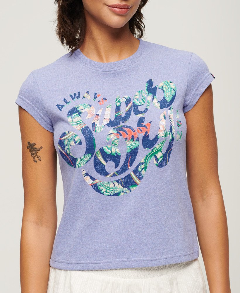 camiseta de manga curta com estampa floral em violeta mesclado.