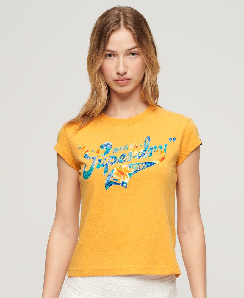 camiseta de manga curta com estampa floral em amarelo âmbar mesclado.