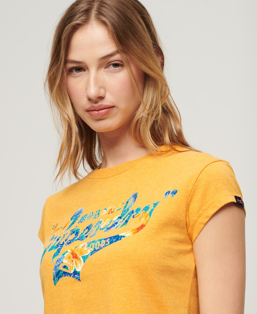 camiseta de manga curta com estampa floral em amarelo âmbar mesclado.