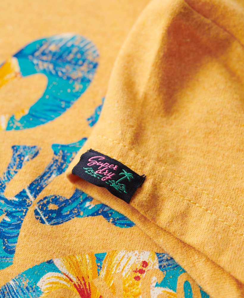 camiseta de manga curta com estampa floral em amarelo âmbar mesclado.