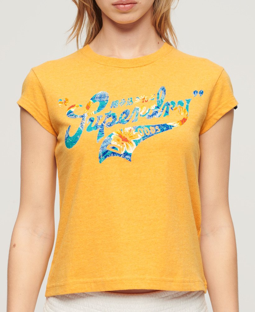 camiseta de manga curta com estampa floral em amarelo âmbar mesclado.