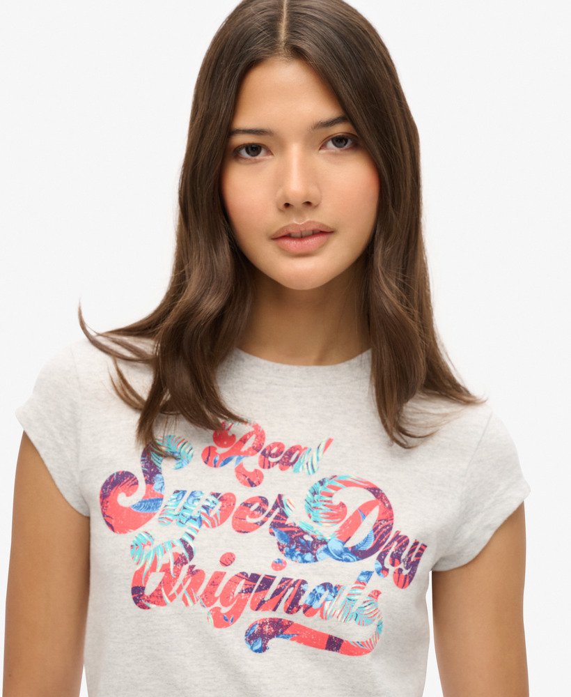 camiseta de manga curta com estampa floral em cinza mesclado.