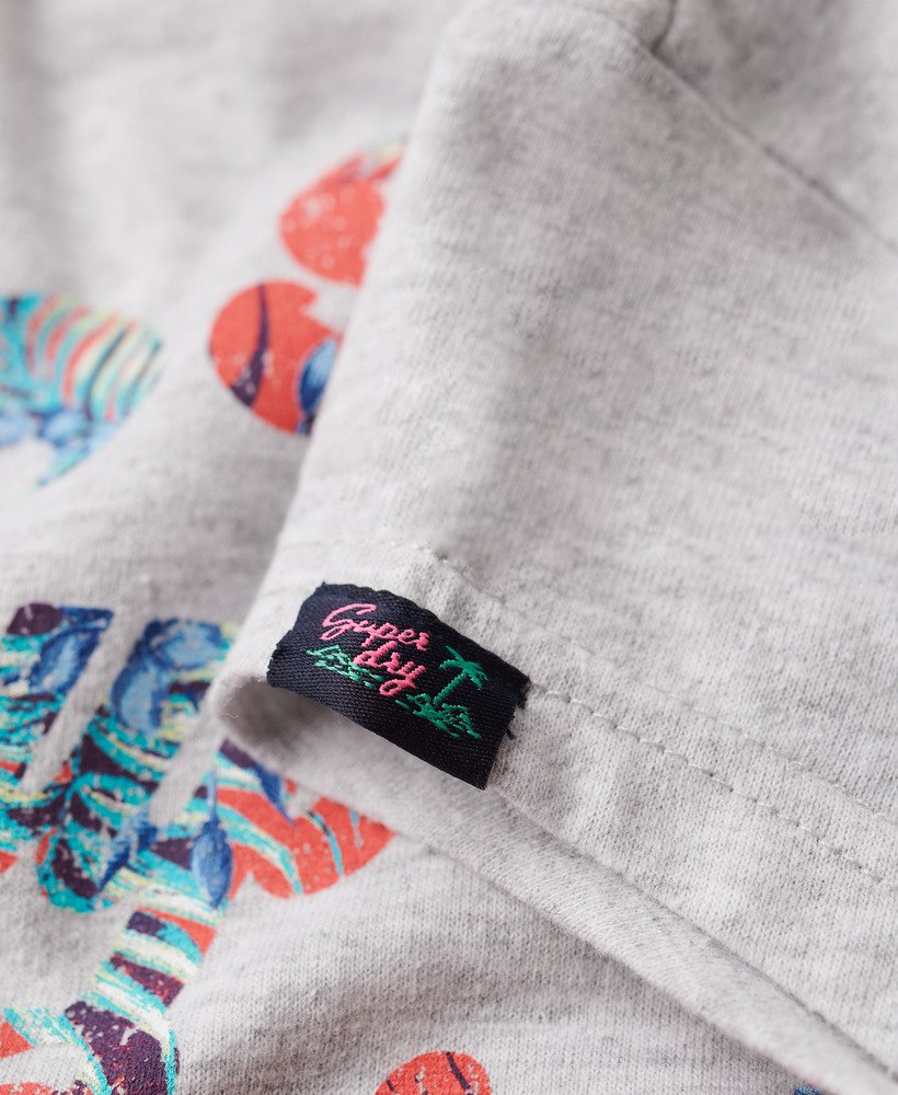 camiseta de manga curta com estampa floral em cinza mesclado.