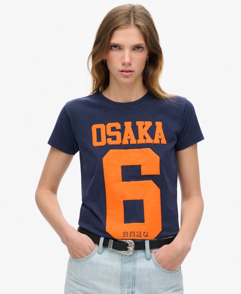 camiseta osaka 6 com estampa em relevo na cor azul marinho intenso.