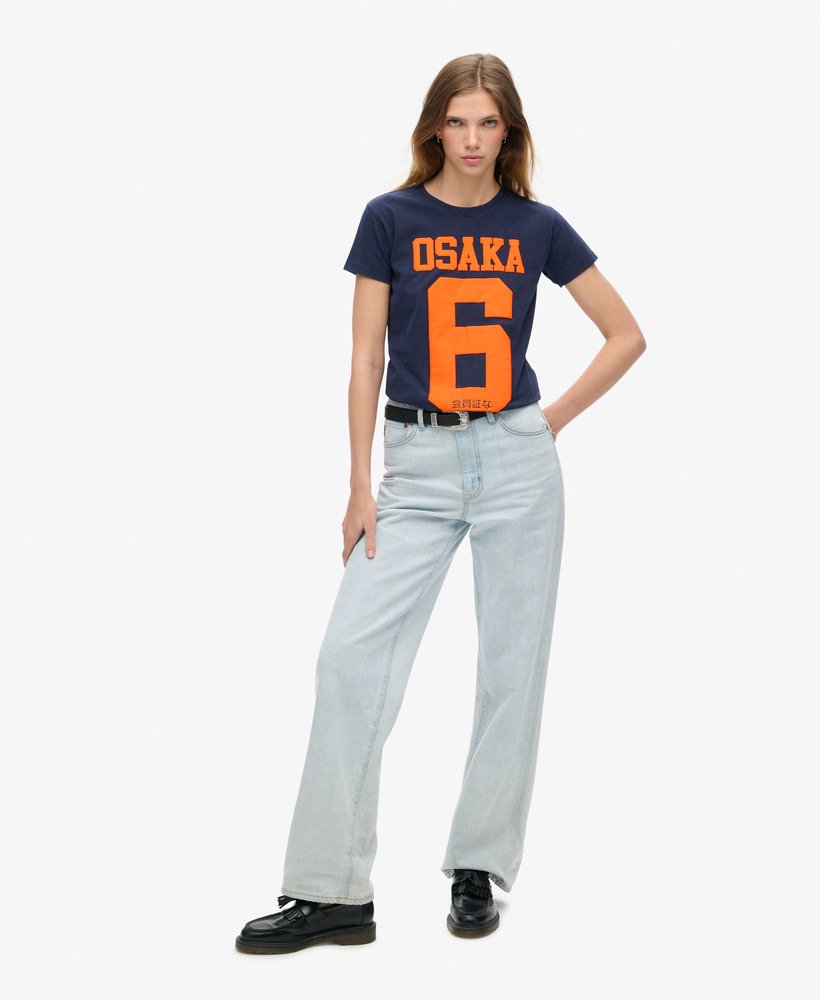 camiseta osaka 6 com estampa em relevo na cor azul marinho intenso.