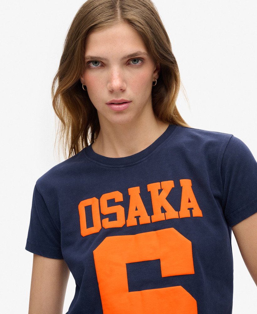 camiseta osaka 6 com estampa em relevo na cor azul marinho intenso.