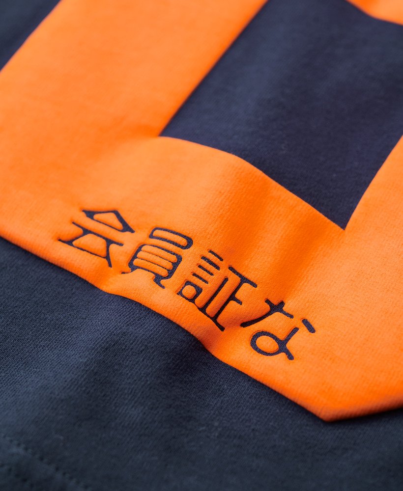 camiseta osaka 6 com estampa em relevo na cor azul marinho intenso.