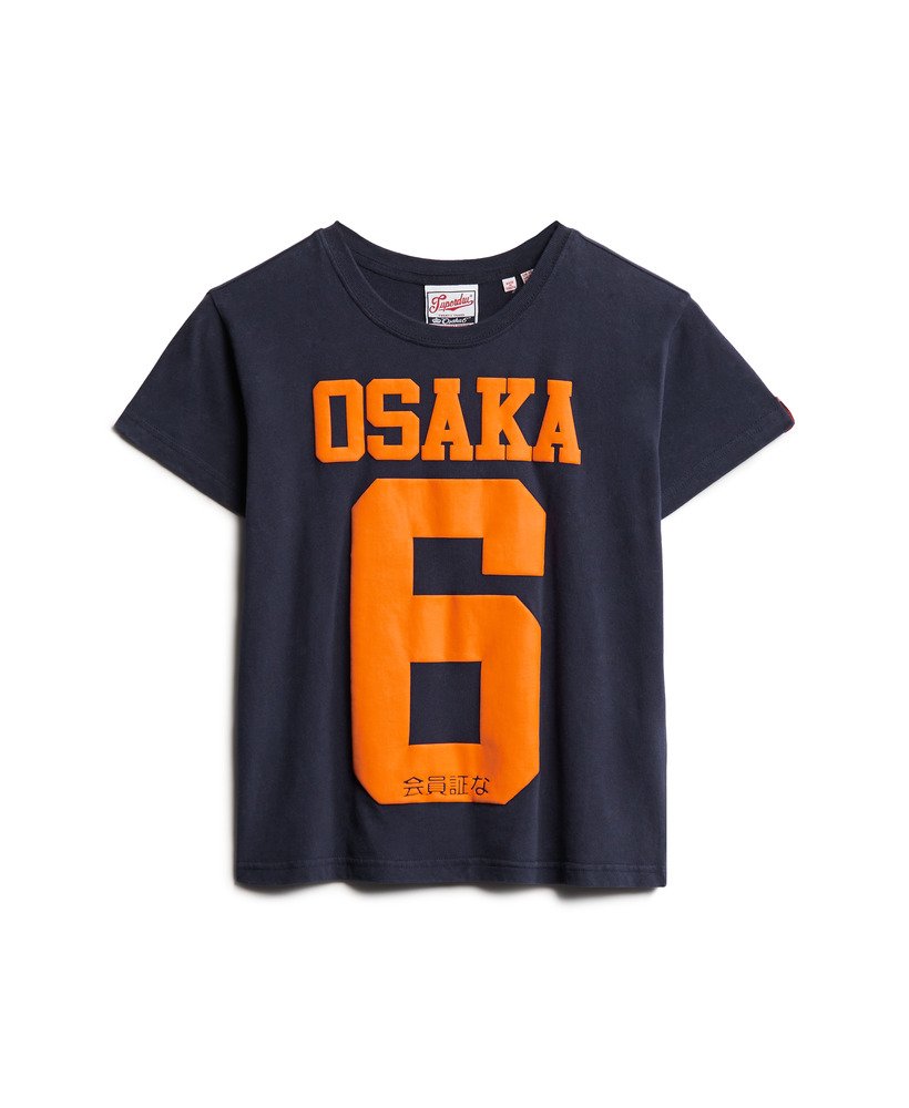 camiseta osaka 6 com estampa em relevo na cor azul marinho intenso.