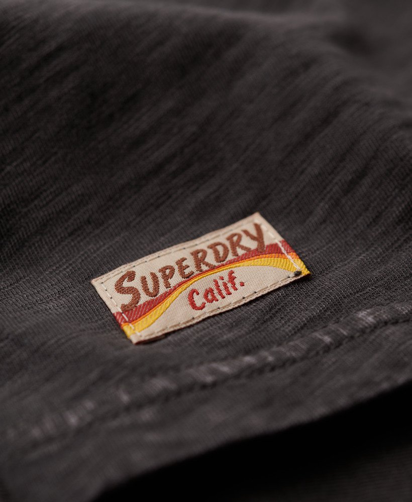camiseta cali sticker fitted na cor preto vintage