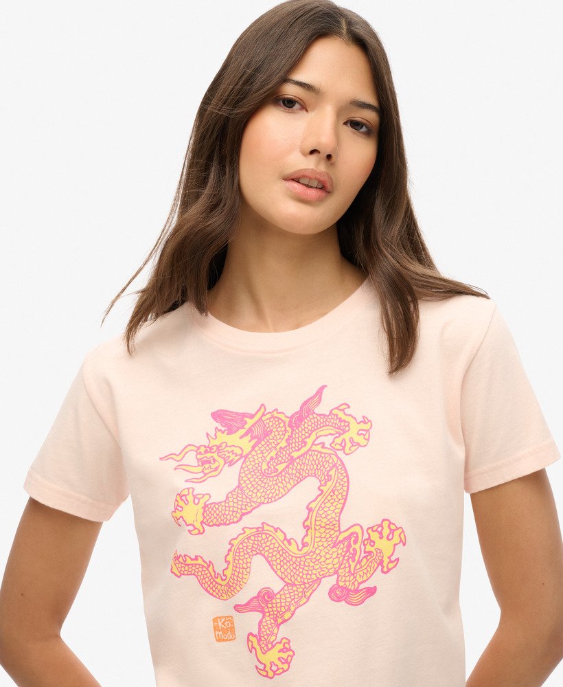 camiseta slim superdry x dragão de komodo na cor argila rosa