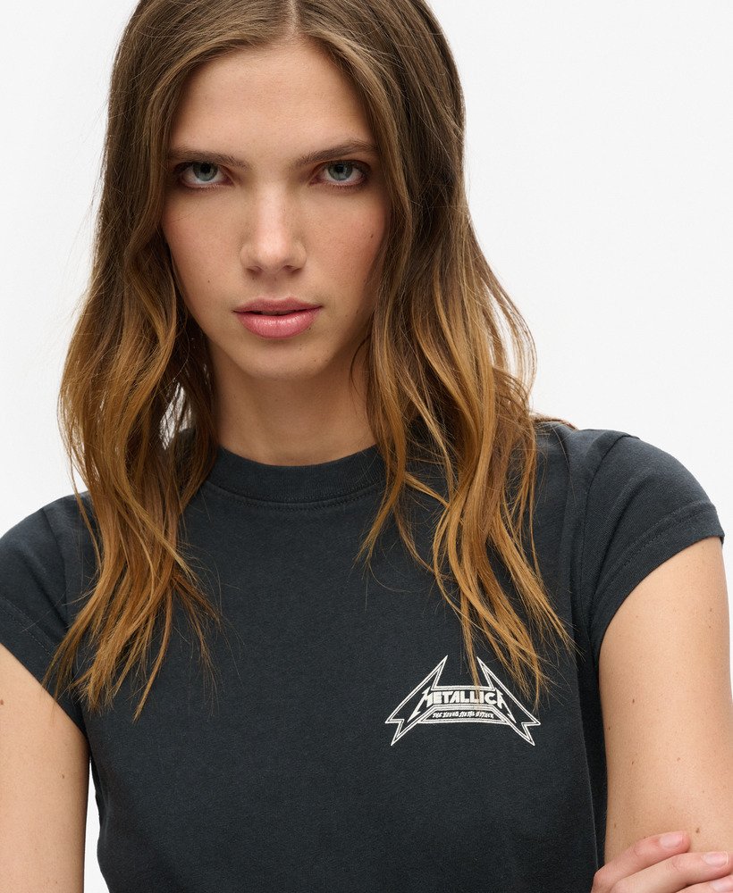 camiseta metallica x superdry de manga curta com costas médias na cor preta.