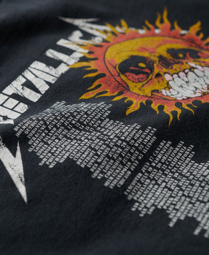 camiseta metallica x superdry de manga curta com costas médias na cor preta.