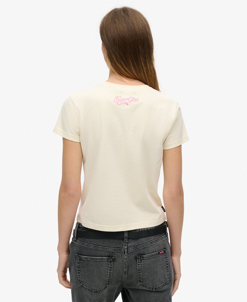 camiseta justa com estampa de tatuagem pequena e strass na cor branca arroz.
