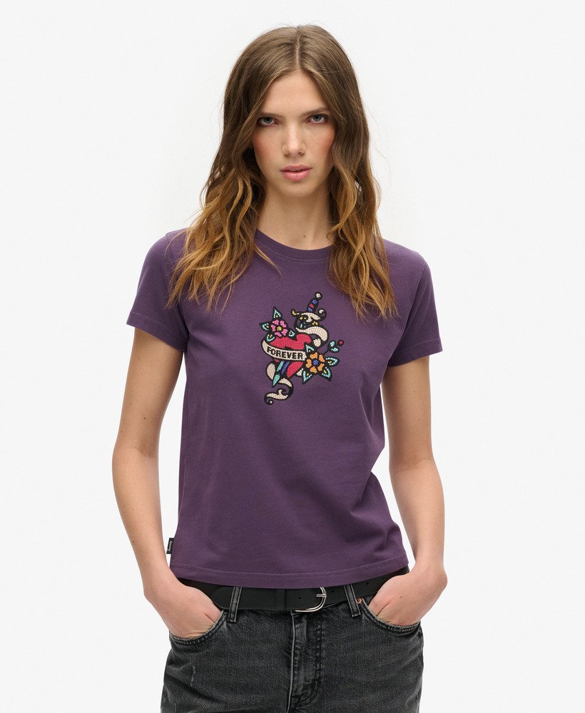 camiseta justa com estampa de tatuagem pequena e strass na cor roxa fuligem