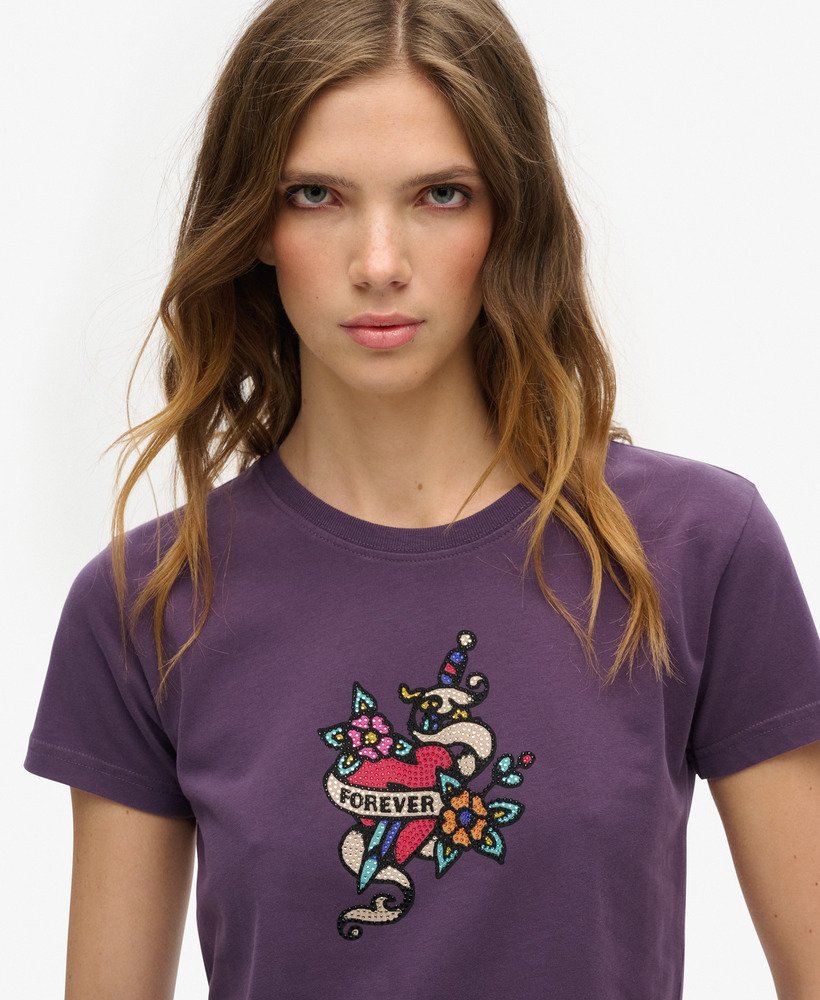 camiseta justa com estampa de tatuagem pequena e strass na cor roxa fuligem