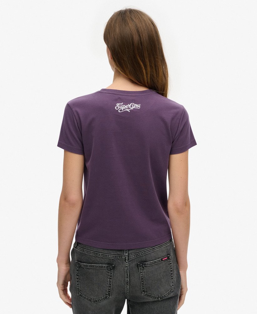 camiseta justa com estampa de tatuagem pequena e strass na cor roxa fuligem