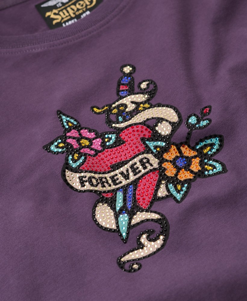 camiseta justa com estampa de tatuagem pequena e strass na cor roxa fuligem