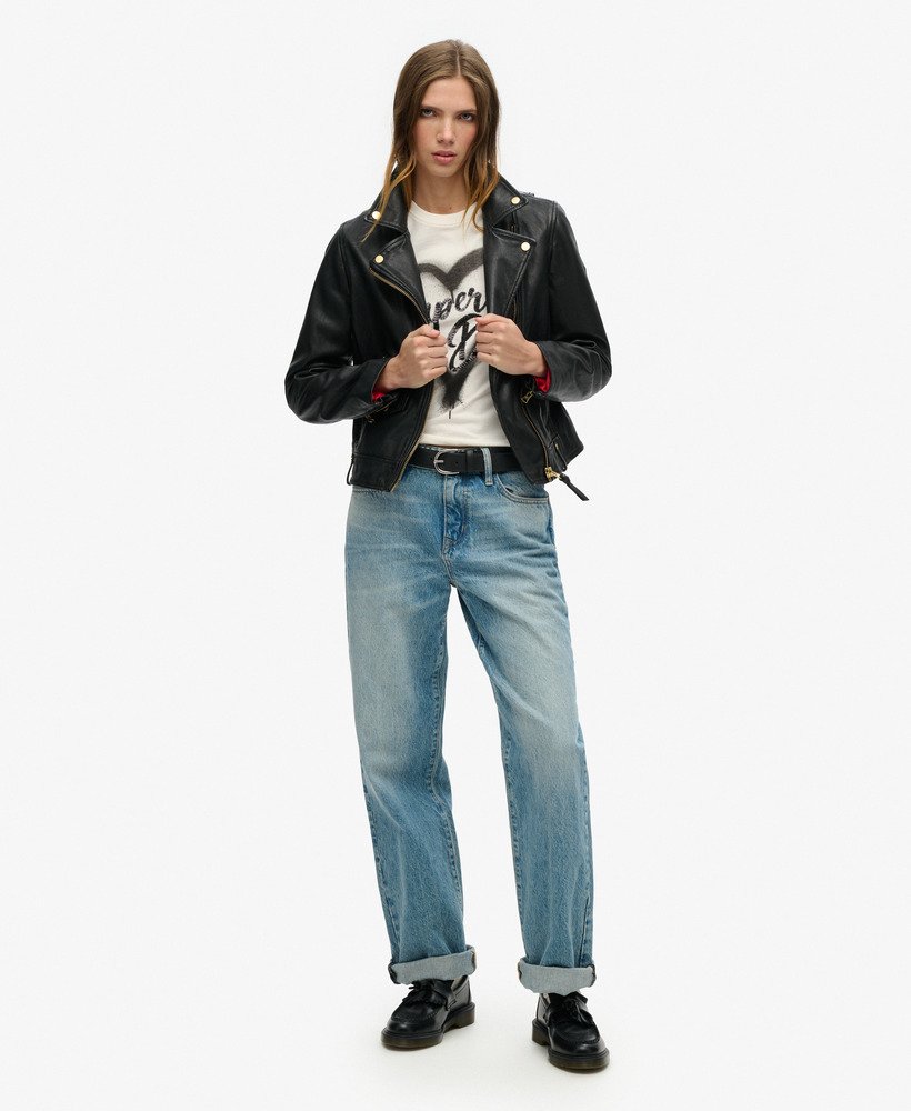 camiseta punk com mangas curtas e detalhes bordados na cor branco inverno