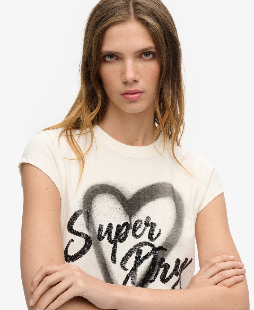 camiseta punk com mangas curtas e detalhes bordados na cor branco inverno