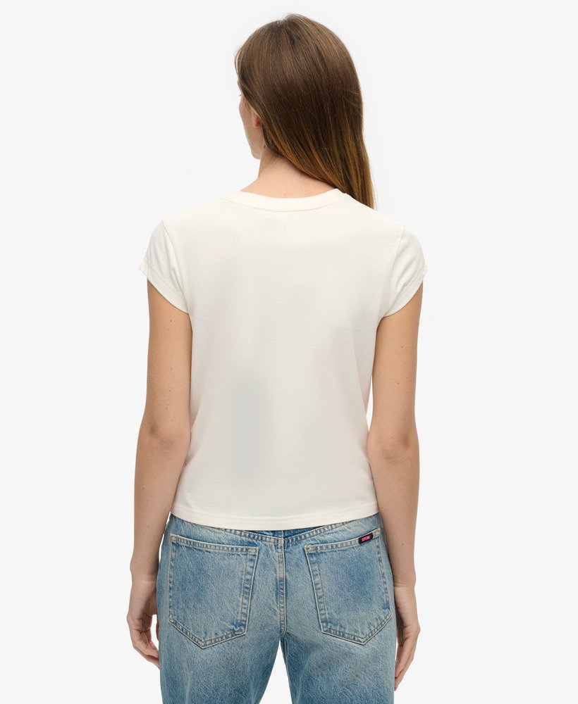 camiseta punk com mangas curtas e detalhes bordados na cor branco inverno