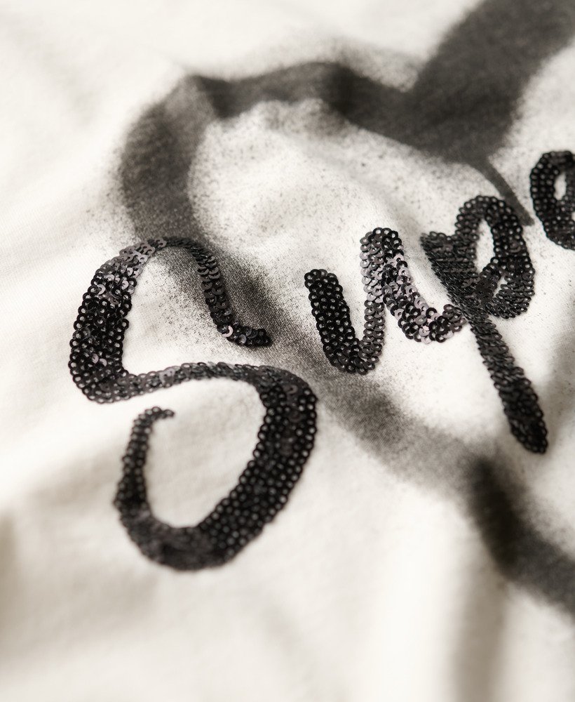 camiseta punk com mangas curtas e detalhes bordados na cor branco inverno