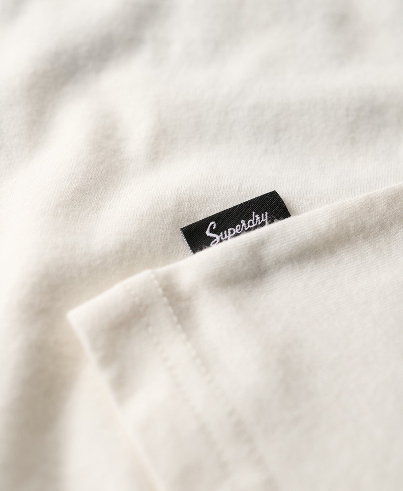 camiseta punk com mangas curtas e detalhes bordados na cor branco inverno