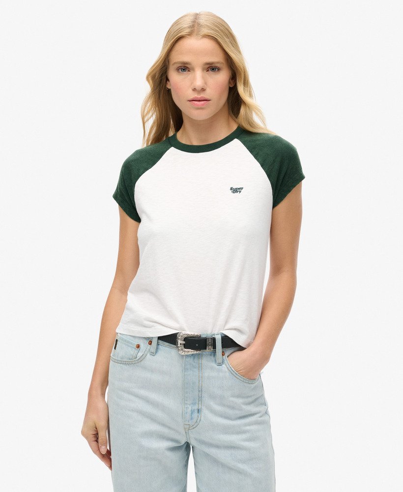 camiseta raglan essential logo em algodão orgânico nas cores verde esmaltebranco sujo