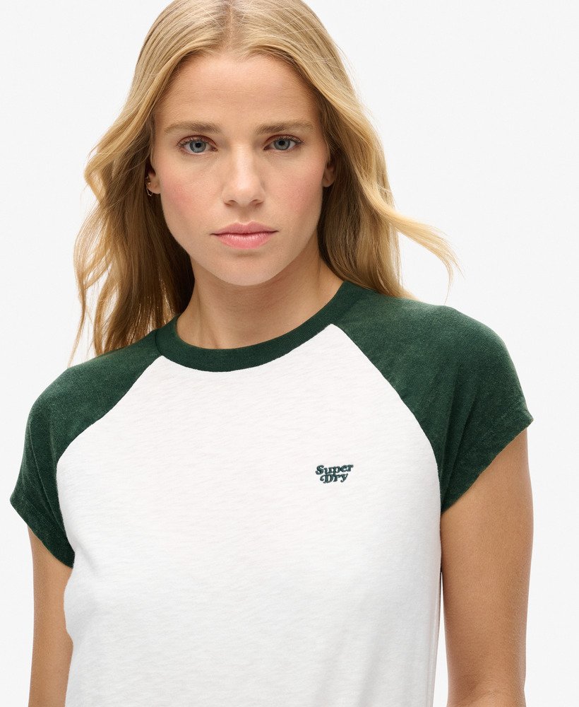 camiseta raglan essential logo em algodão orgânico nas cores verde esmaltebranco sujo