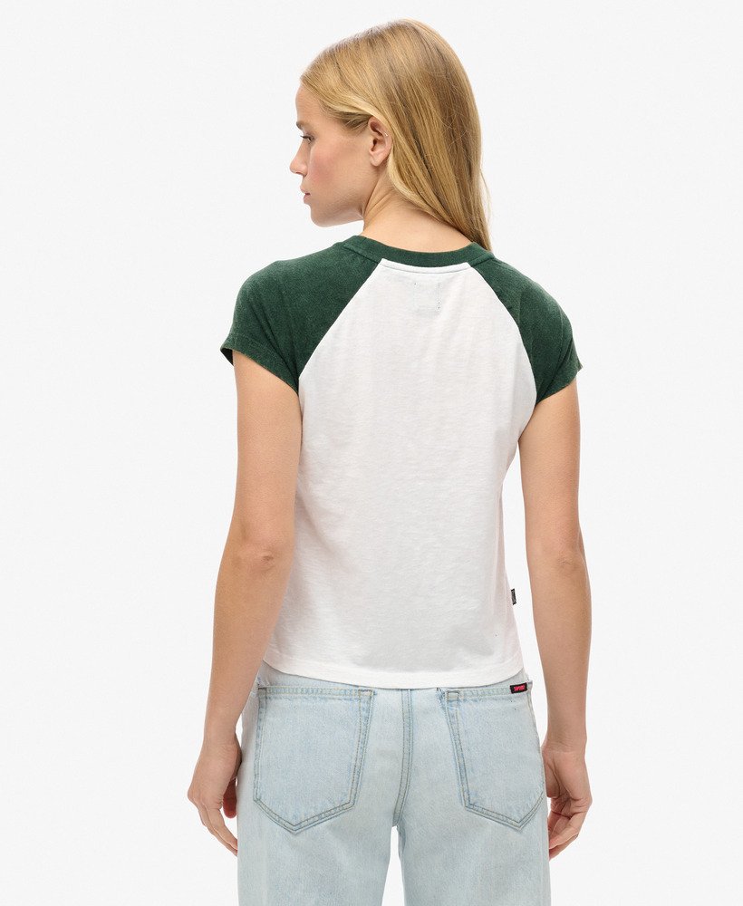 camiseta raglan essential logo em algodão orgânico nas cores verde esmaltebranco sujo