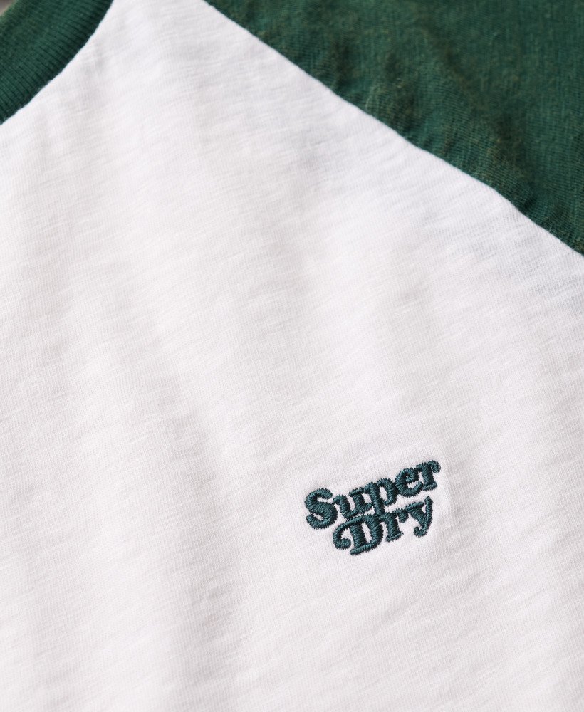 camiseta raglan essential logo em algodão orgânico nas cores verde esmaltebranco sujo