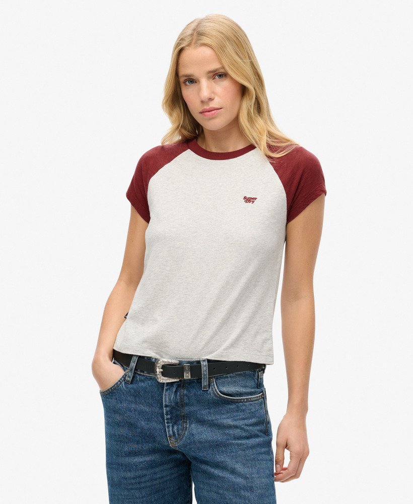 camiseta raglan essential logo em algodão orgânico na cor bordô intensocinza glacial